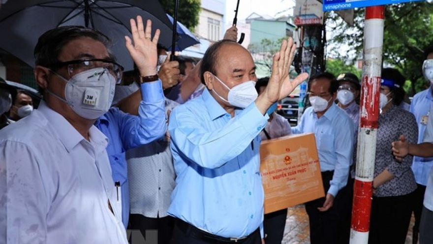 State President visits pandemic-hit HCM City